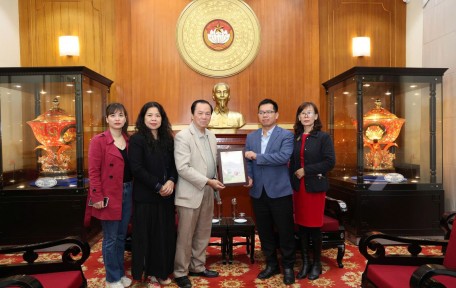 HUBT ỦNG HỘ 250 TRIỆU ĐỒNG HỖ TRỢ ĐỒNG BÀO BỊ THIỆT HẠI DO BÃO LŨ