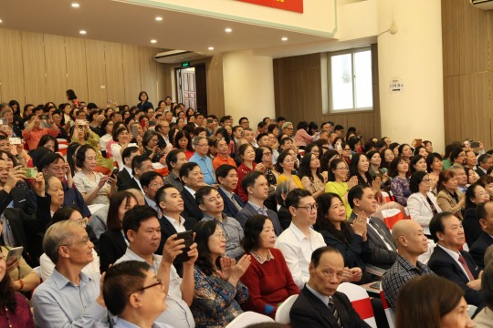 ĐẢNG CỘNG SẢN VIỆT NAM LÃNH ĐẠO DÂN TỘC VIỆT NAM  VỮNG BƯỚC TRONG KỶ NGUYÊN VƯƠN MÌNH