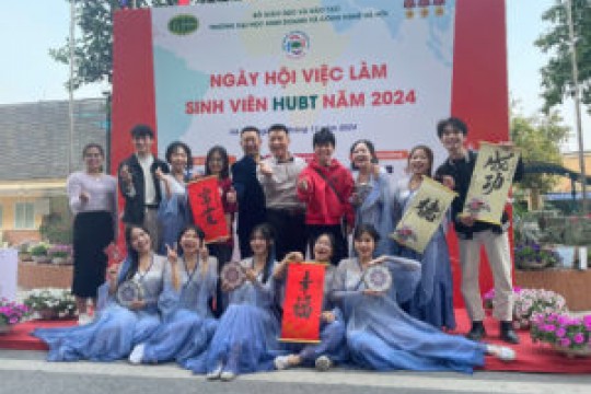 Sinh viên Khoa tiếng Trung và tiếng Nhật hưởng ứng ngày hội việc làm